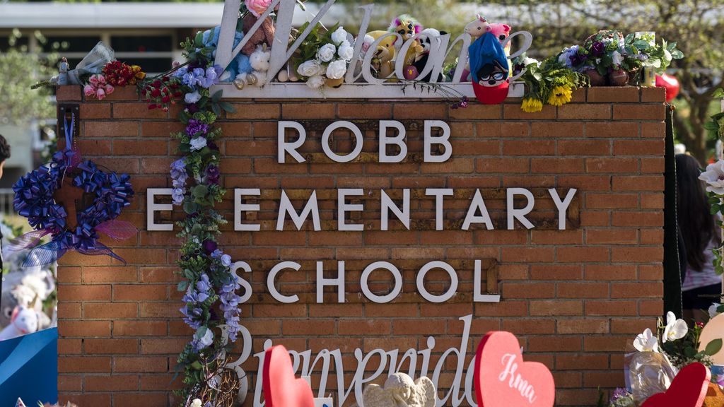 Ofrenda floral a la entreada de la escuela de Uvalde, Texas, en la que 19 niños y dos profesores fueron asesinados