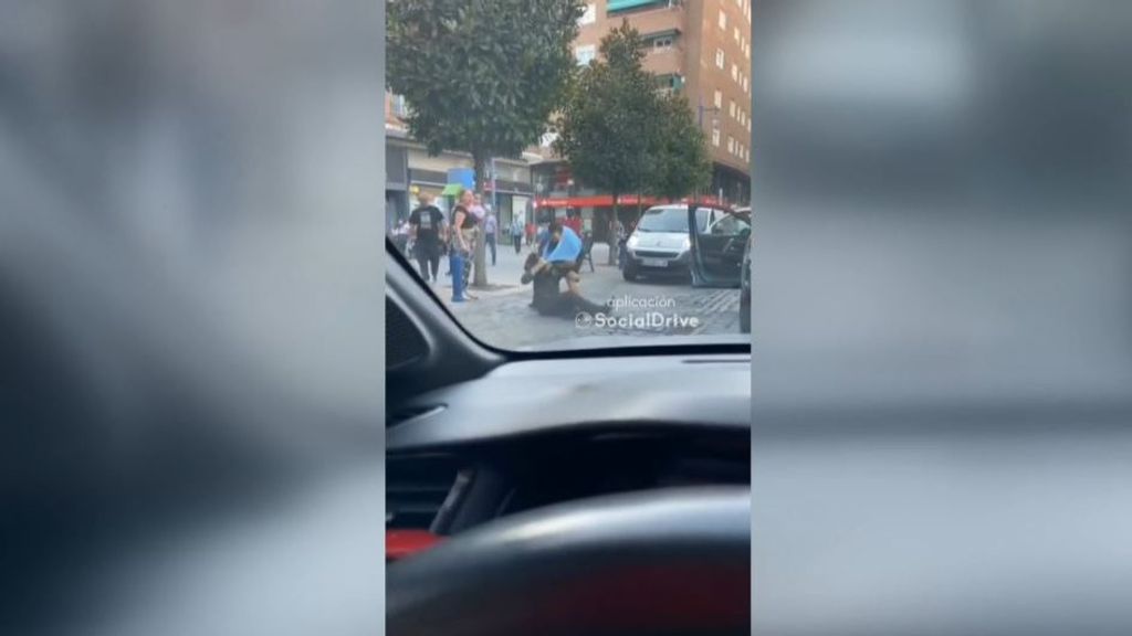 Un conductor se baja del coche y se lía a golpes con otro hombre en el centro de Talavera de la Reina (Octubre 2022)