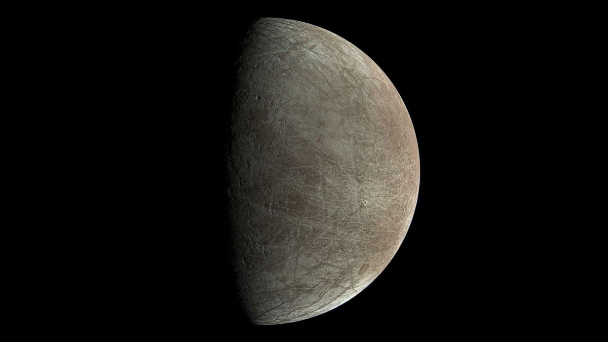 Vista de la luna Europa creada procesando una imagen que JunoCam capturó durante el sobrevuelo cercano de Juno el 29 de septiembre