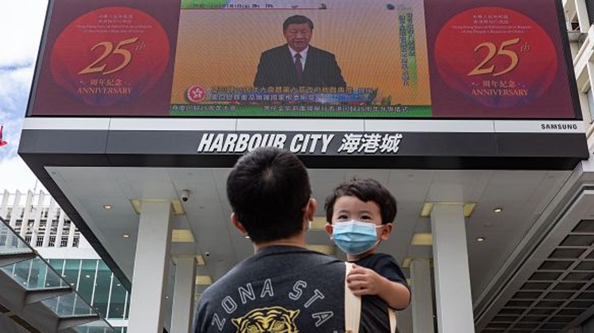 Xi Jiping en una pantalla gigante en Hong Kong