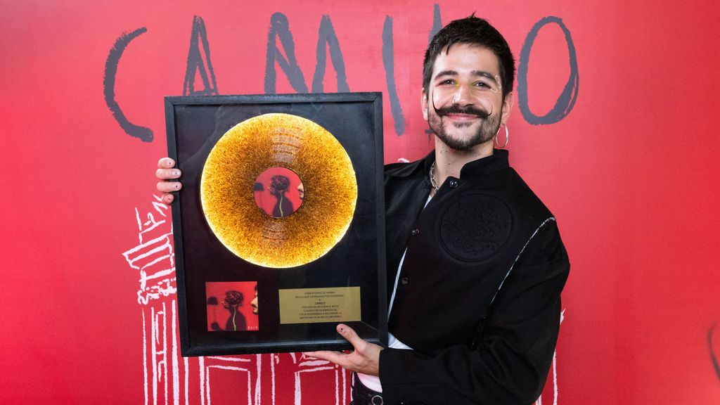 Camilo recibe el primer disco de vidrio reciclado por ser un "referente" en el cuidado ambiental