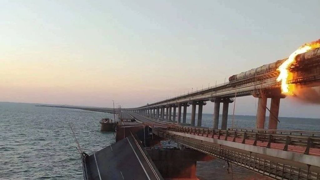 ¿Por qué es tan importante el puente de Kerch que une Crimea a Rusia y que ha sido destruido?