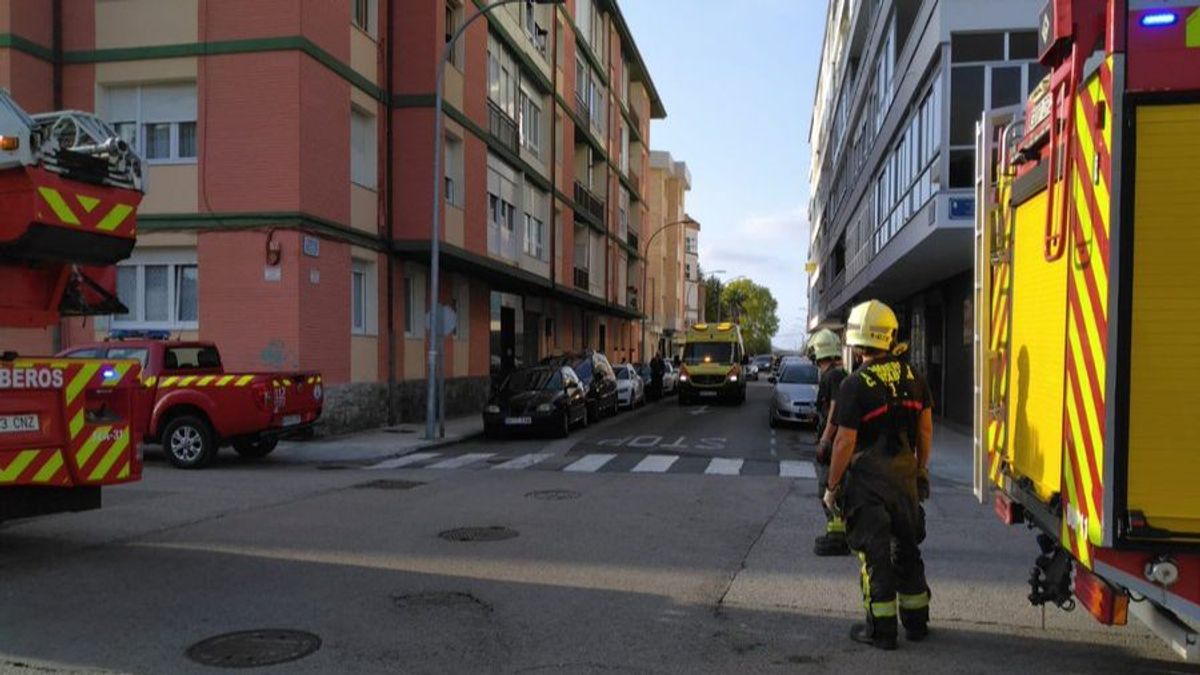 Servicios de emergencias en el lugar donde se ha precipitado la niña en Laredo, Cantabria