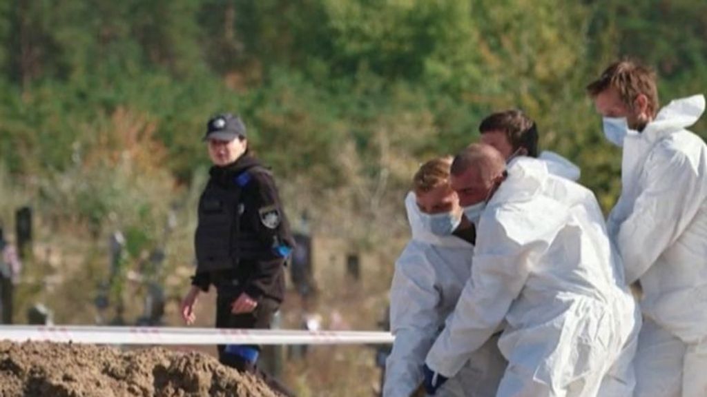 Ucrania eleva a más de 200 los cuerpos encontrados en fosas comunes en la liberada Liman