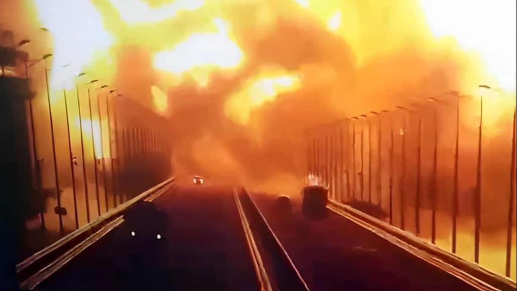 Una gran explosión sacude el puente de Kerch que enlaza Rusia con Crimea - NIUS