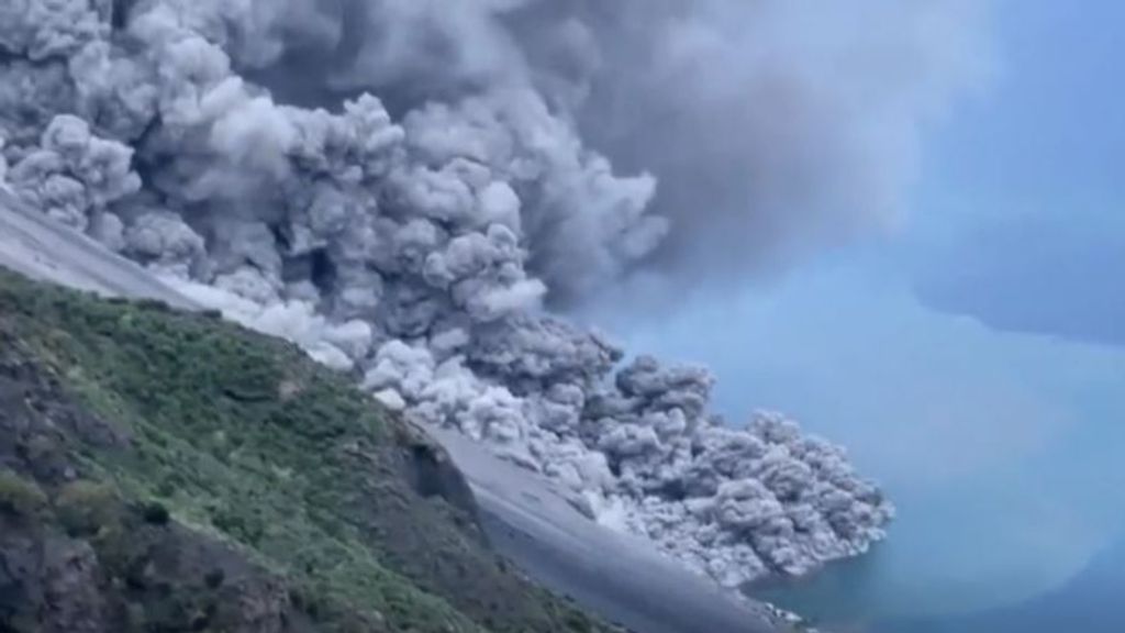 El Strómboli vuelve a la carga: la erupción del volcán italiano provoca un miniseísmo