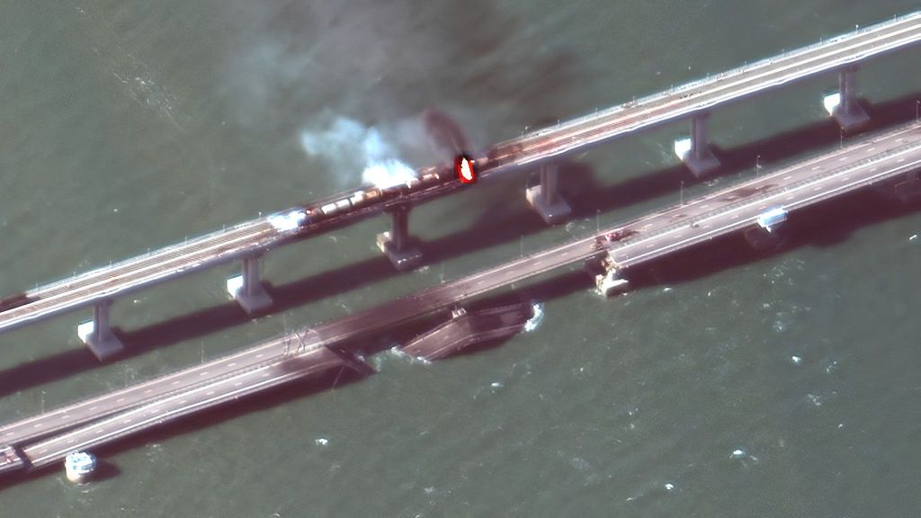 Imagen aérea de los daños sufridos por el puente de Kerch que une Rusia con Crimea