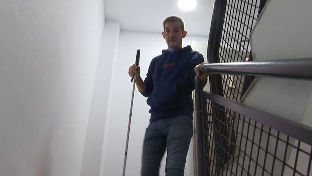 Ángel, diabético y sin hogar, empezó a quedarse ciego en enero: "En la calle vas dando tumbos"