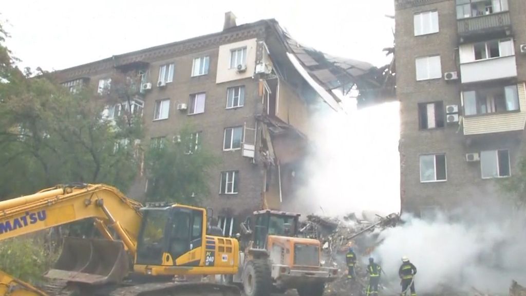 Buscan a civiles entre los escombros de un edificio atacado con misiles en Zaporiyia