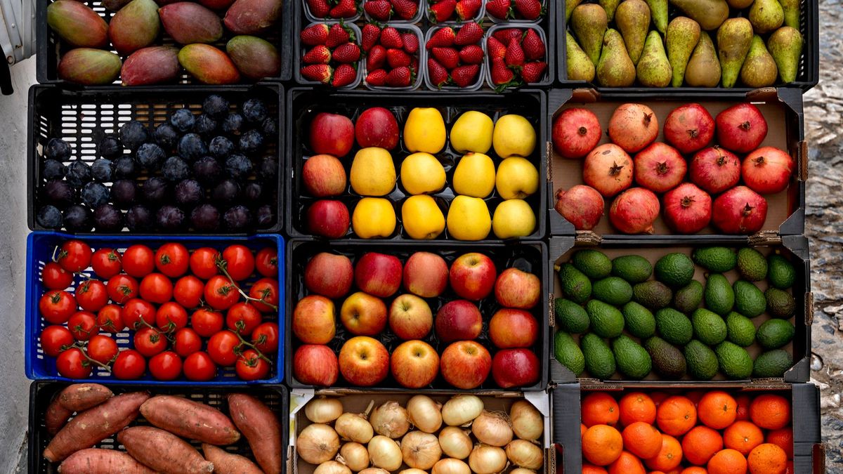 Cajas con frutas, verduras y hortalizas en un puesto de la Axarquía, Málaga