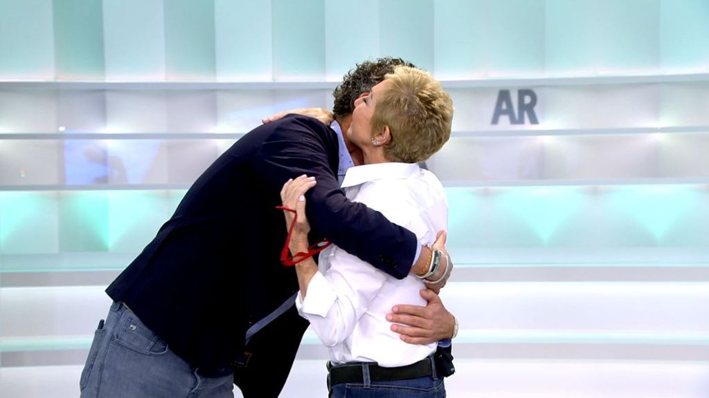 El abrazo de Joaquín Prat a Ana Rosa
