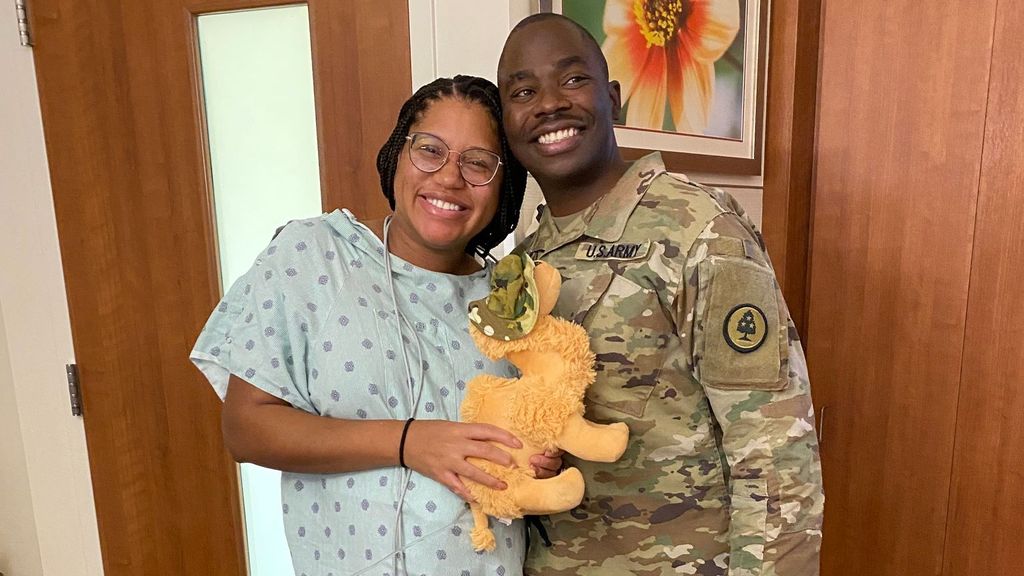 El emotivo reencuentro de un capitán del Ejército de EEUU y su esposa antes de dar a luz: “No hay palabras” (Octubre 2022)