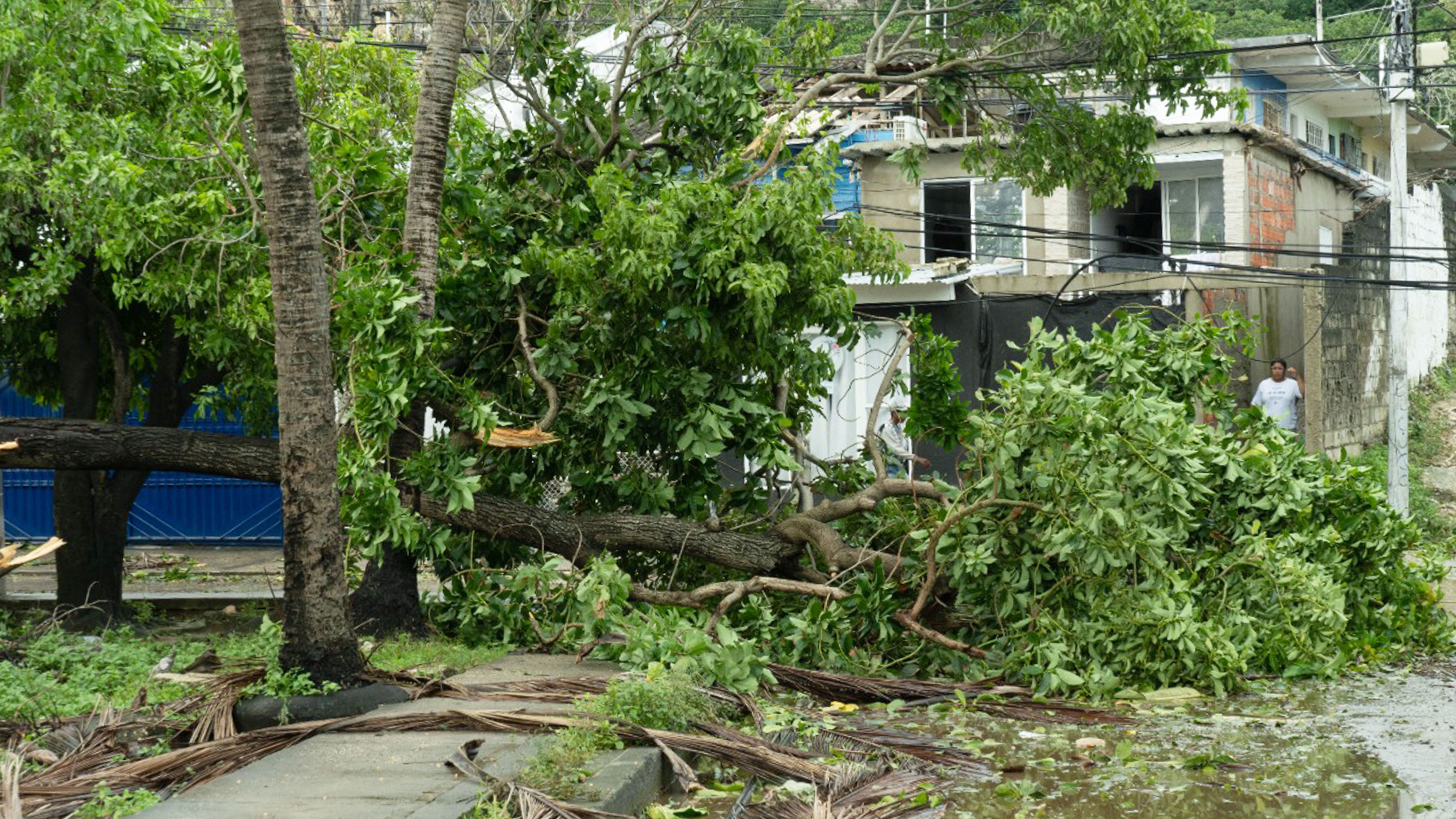 El huracán Julia deja dos heridos y daños menores a su paso por San Andrés