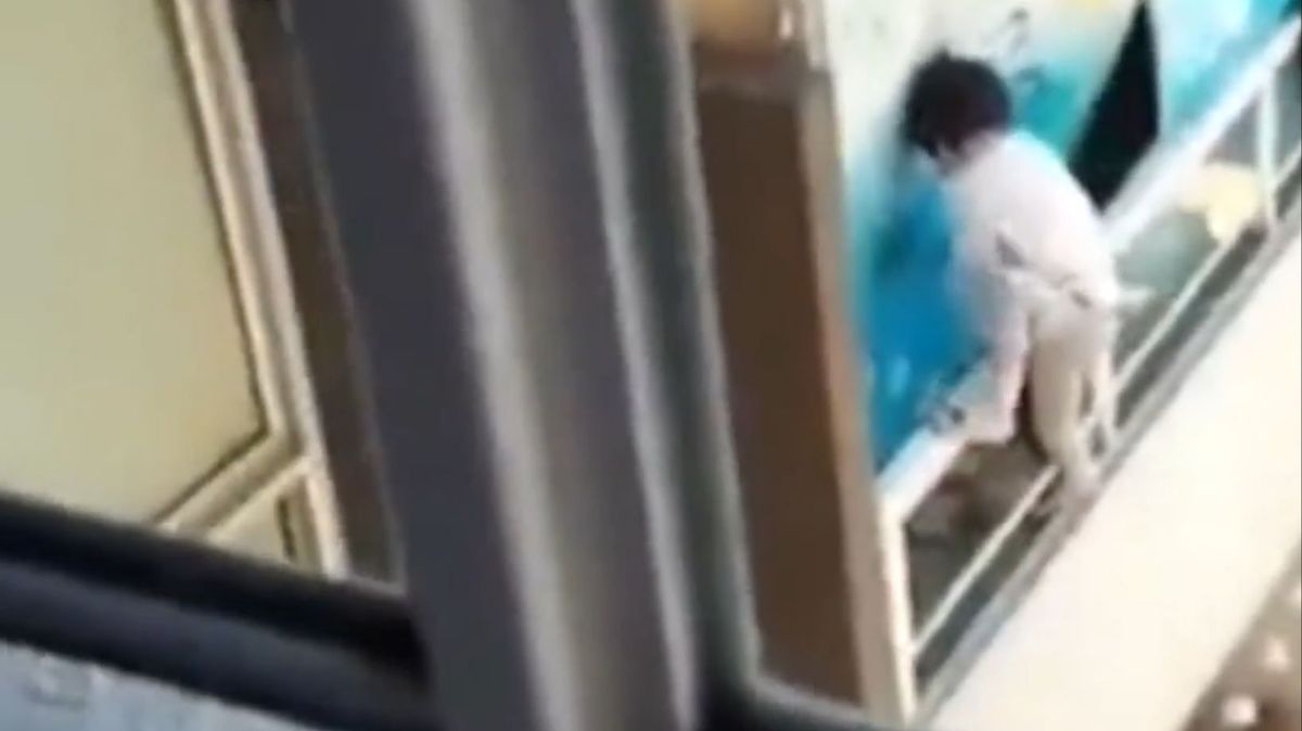 El vídeo que estremece a Chile: un niño jugando sobre la barandilla de un balcón en un piso 21