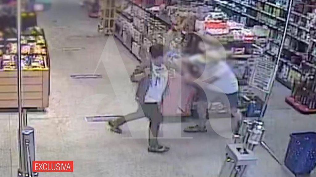 Exclusiva: Las imágenes de Noelia de Mingo en el interior del supermercado donde apuñala a dos empleadas