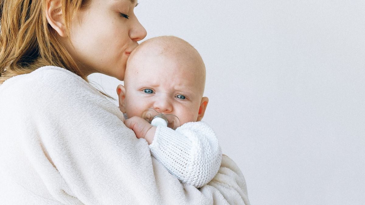 La mamitis en los bebés en completamente natural