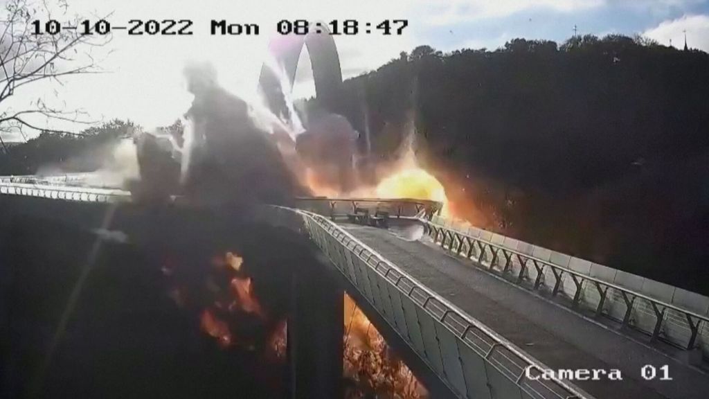 La venganza rusa por la explosión en Crimea: el momento en que bombardean un puente en Kiev (Octubre 2022)