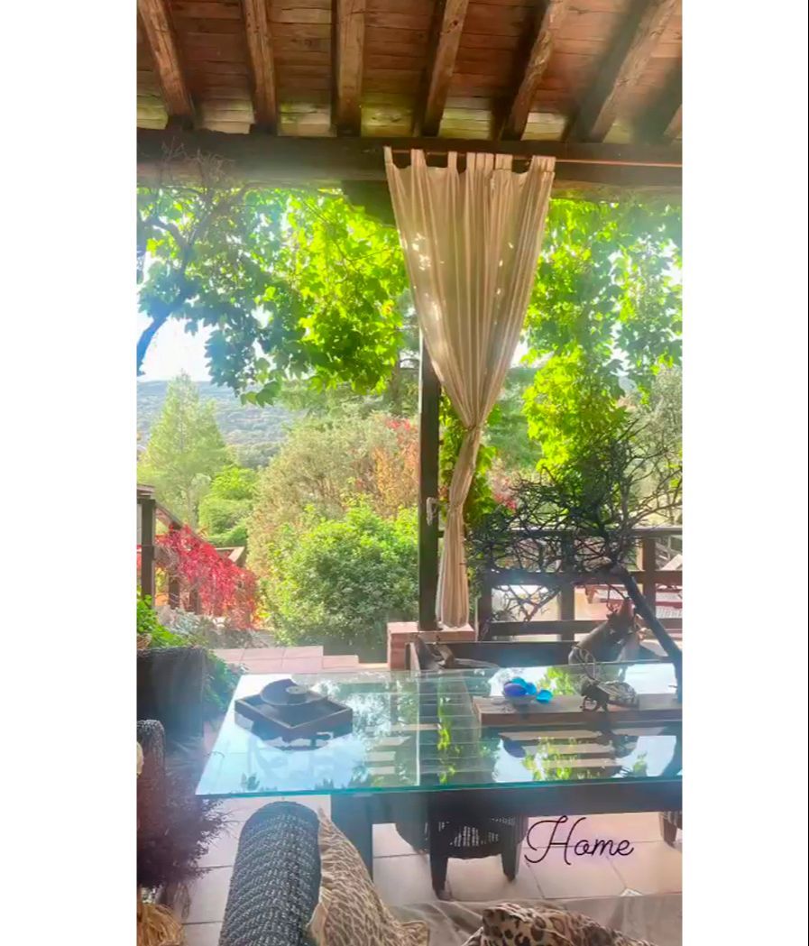 Las impresionantes vistas a la naturaleza que Marisa Martín-Blázquez tiene al jardín de su casa