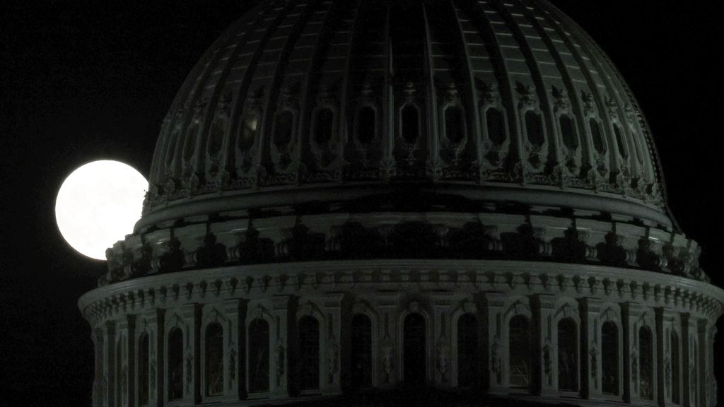 Luna del Cazador tras el Capitolio de Washington DC