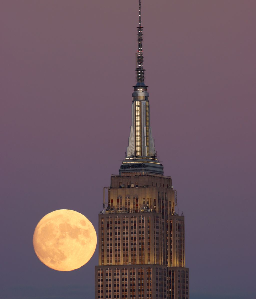 Luna del Cazador tras el Empire State Building