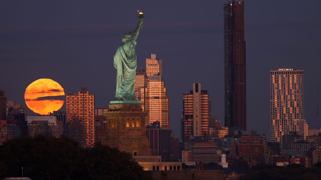 Luna del Cazador tras el skyline de Nueva York