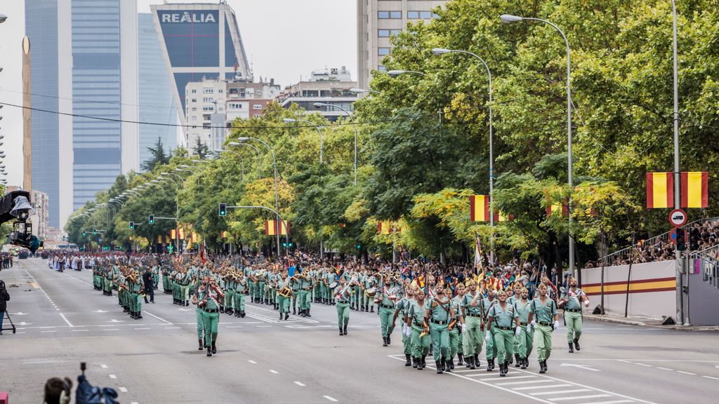Militares desfilan en una de las calles cortadas el 12 de octubre en Madrid