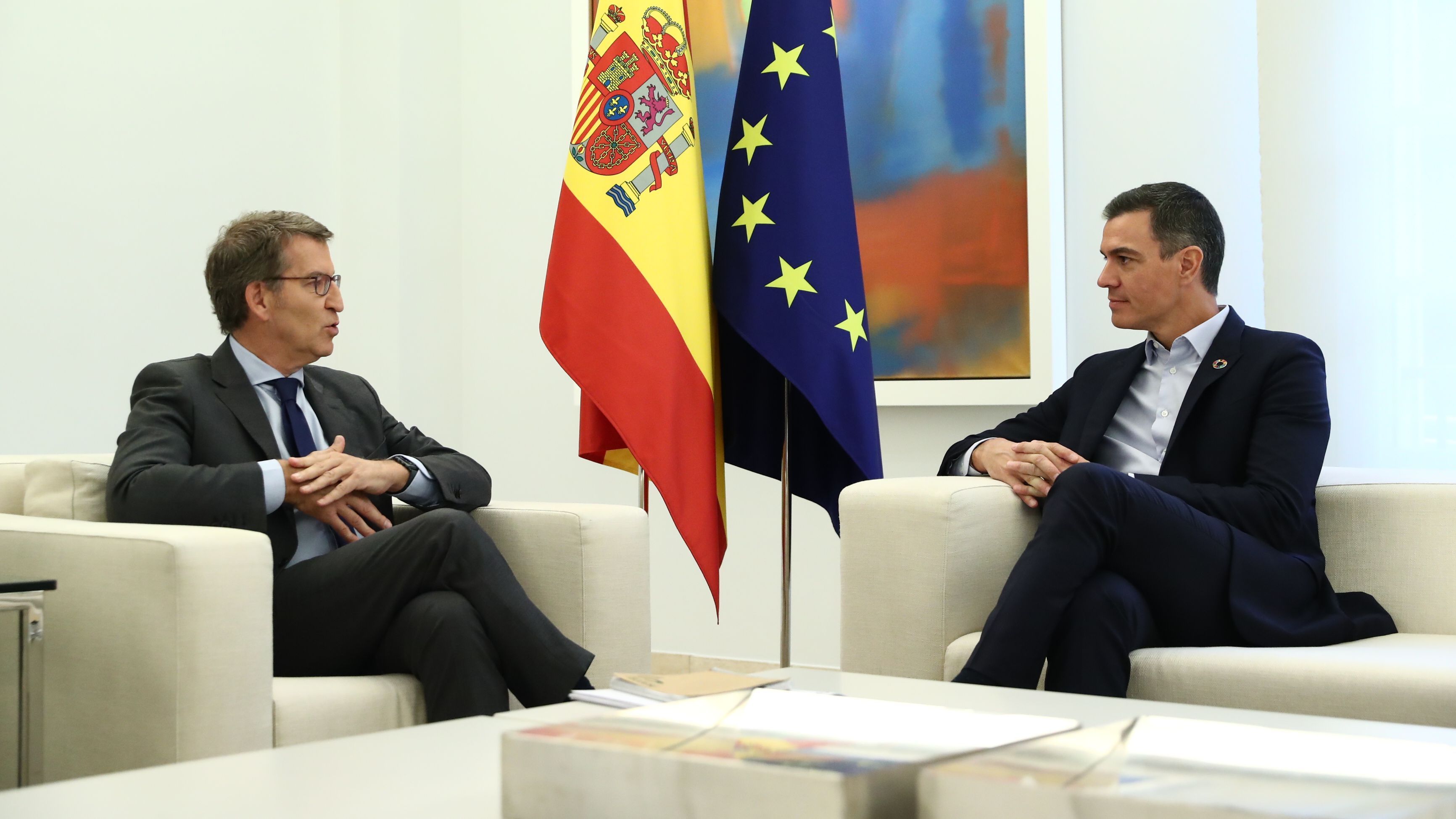 Pedro Sánchez y Alberto Núñez Feijóo durante su reunión de tres horas en La Moncloa