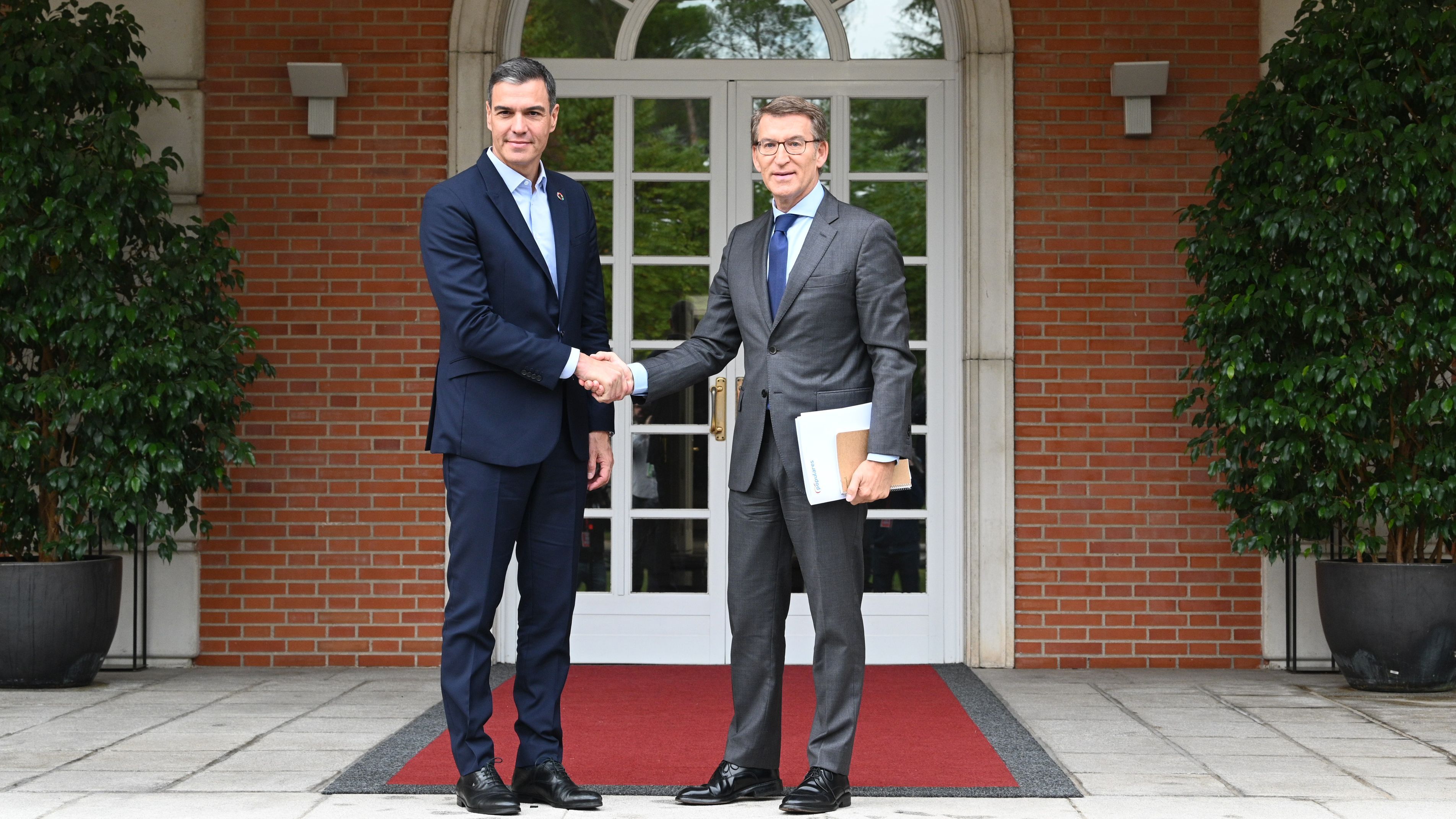 Pedro Sánchez y Alberto Núñez Feijóo durante su reunión en La Moncloa