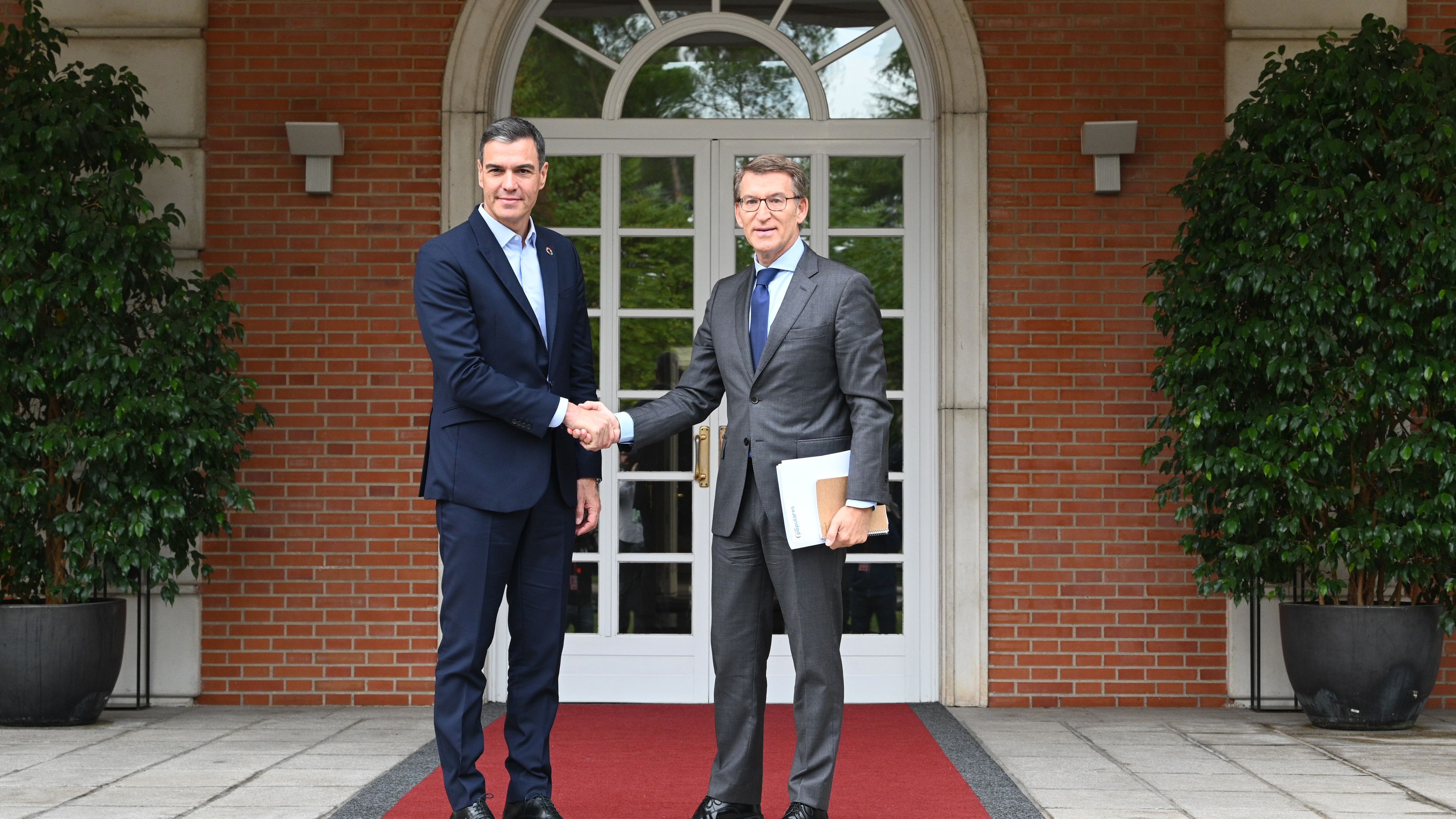 Sánchez y Feijóo se saludan antes de su encuentro en La Moncloa