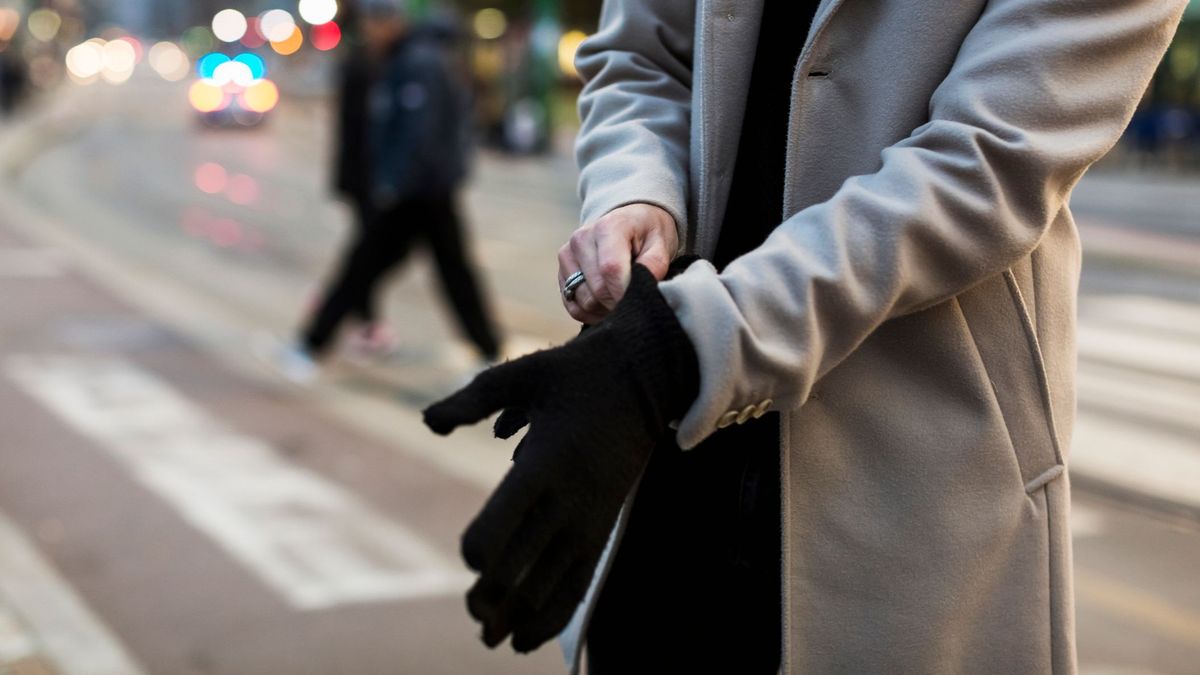 Una mujer se pone unos guantes de invierno, uno de los productos que más ha aumentado la demanda