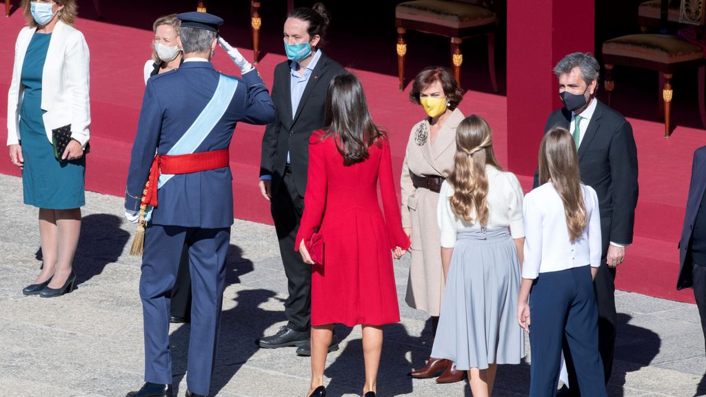 El rey Felipe VI saluda a Pablo Iglesias el 12 de octubre en el Palacio Real