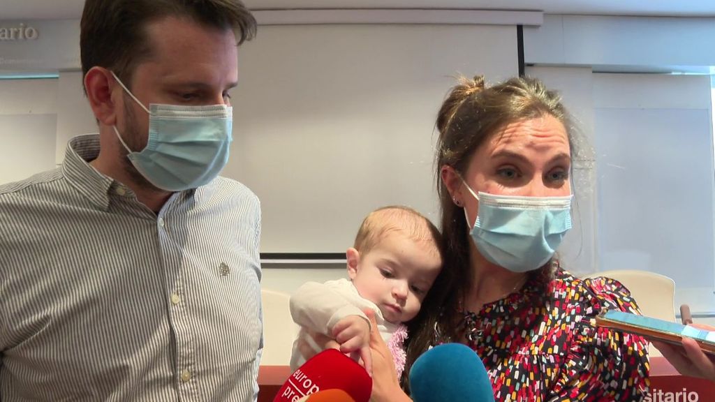 Emma, la bebé de 13 meses que vuelve a sonreír tras superar un trasplante pionero de intestino realizado en el Hospital La Paz, de Madrid