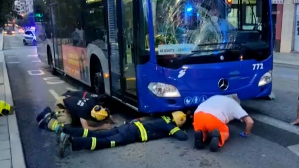 Herido un niño de 14 años tras ser atropellado por un autobús y quedar atrapado debajo del vehículo en Alicante