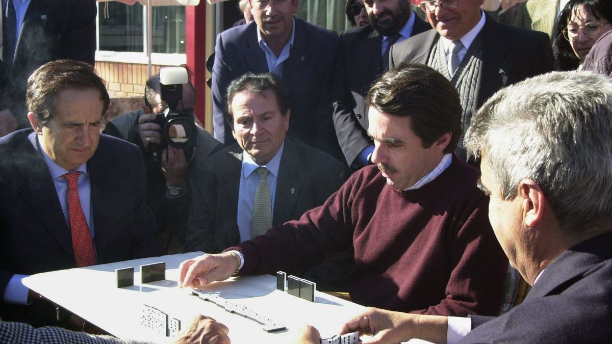 José María Aznar jugando al dominó en Quintanilla de Onésimo