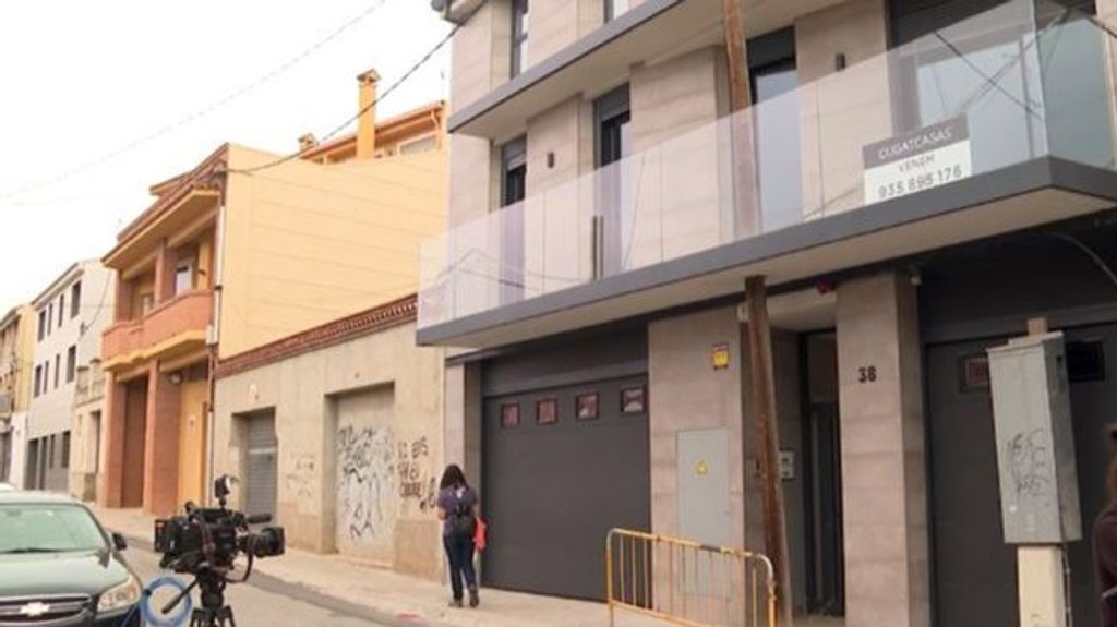 La surrealista construcción de una vivienda en Barcelona: ¿Por que atraviesa un poste de luz el balcón?