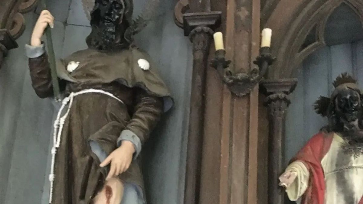 Las imágenes religiosas, con las caras pintadas de negro. Las imágenes religiosas, con las caras pintadas de negro.