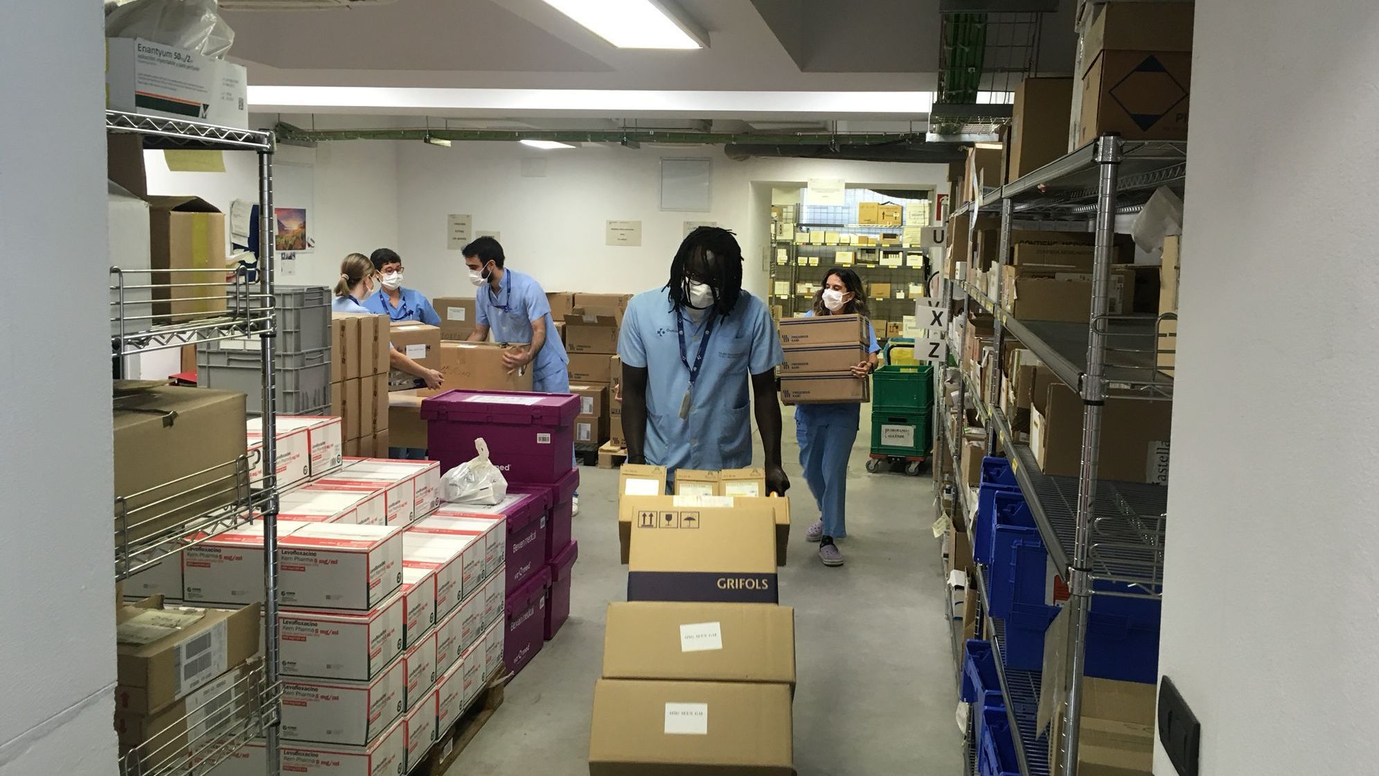 Los sanitarios organizando el material con destino a Senegal