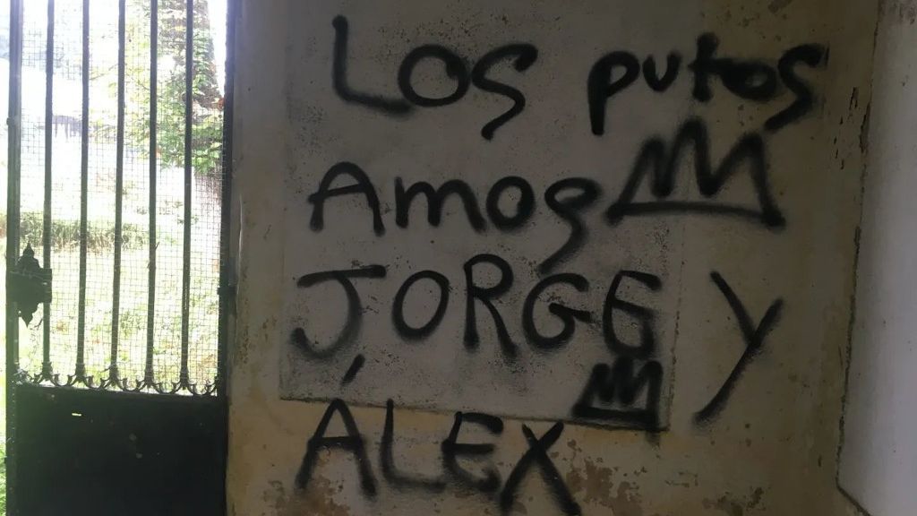 Los vándalos escribieron con espray unos nombres en la pared.