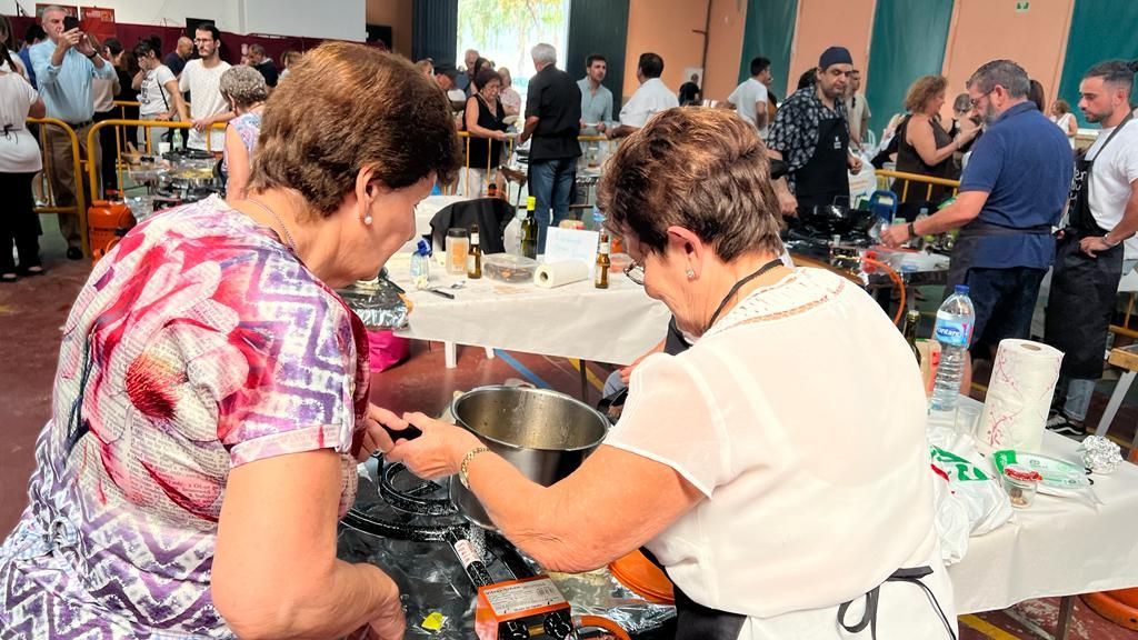 Luisa y su hermana durante la preparación del arroz con pato en Lebrija