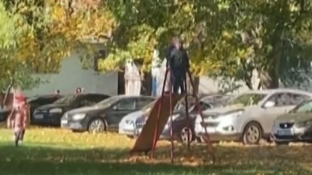 Dos niños cantan el himno de Ucrania mientras juegan en un parque en mitad del horror de las bombas de Rusia