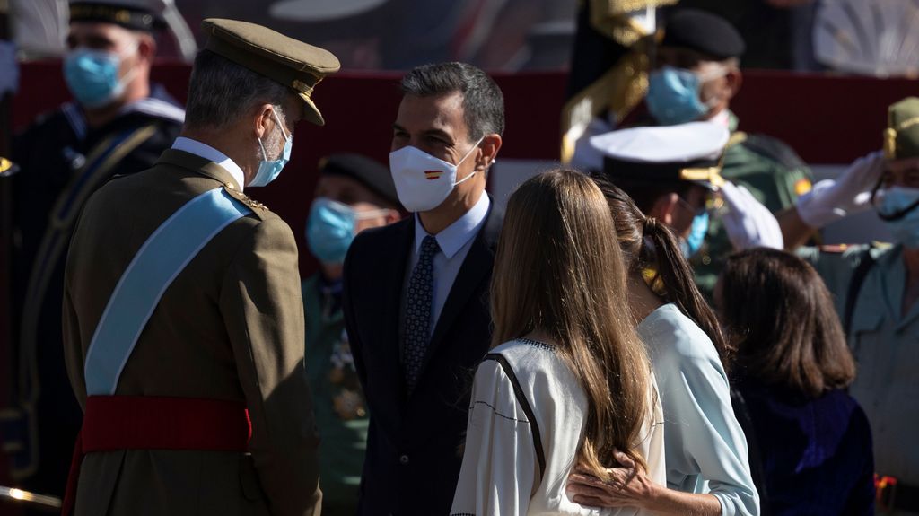 Pedro Sánchez conversa con Felipe VI durante el desfile militar del año pasado