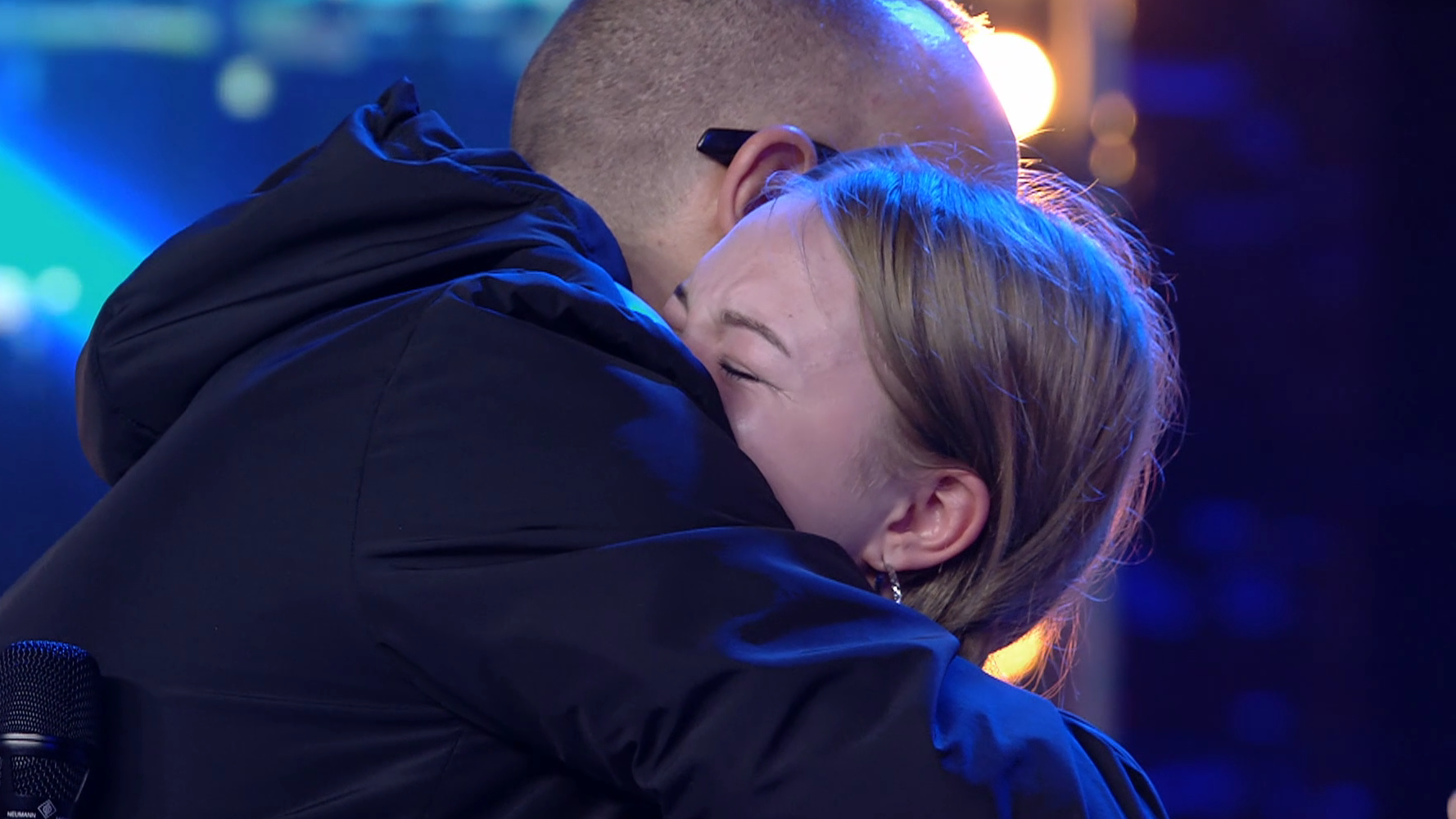 Risto Mejide ha abandonado su sillón para darle un abrazo a Angelica