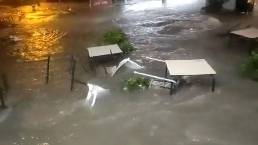 Un aguacero obliga a rescatar a conductores de sus vehículos en Torrevieja