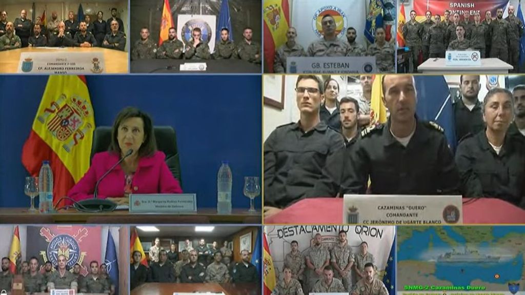 Margarita Robles habla con los militares españoles en el extranjero