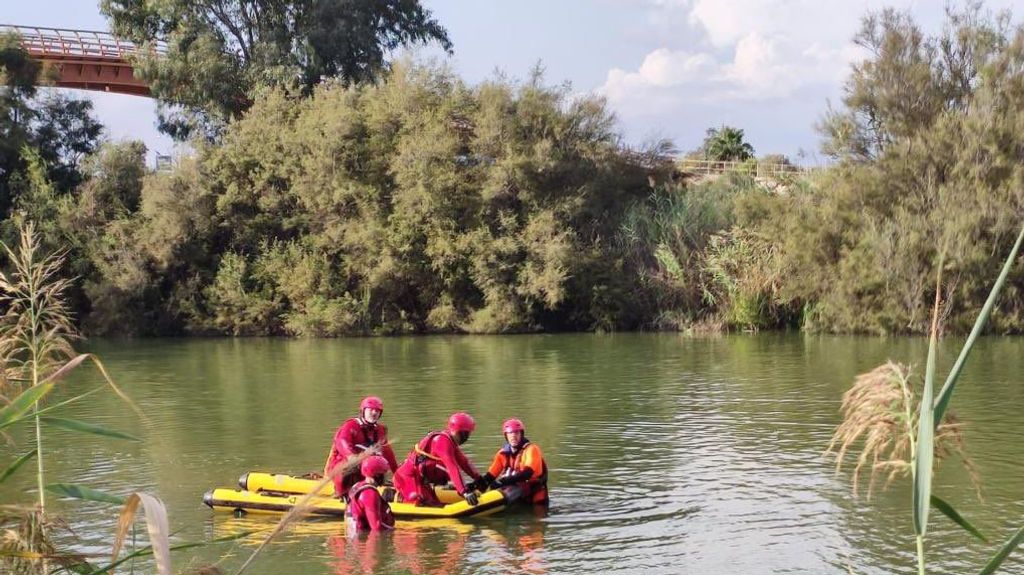 Una dotación de bomberos de Málaga ha rescatado el cuerpo de un hombre en la desembocadura del río Guadalhorce