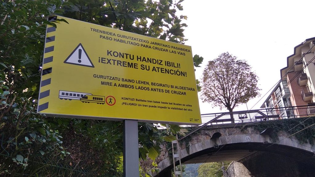 Cartel que avisa del peligro de cruzar las vías en Anoeta