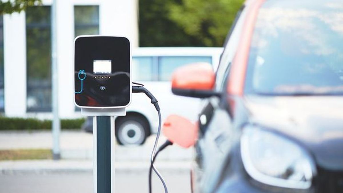 Coche eléctrico en carga Coche eléctrico en carga