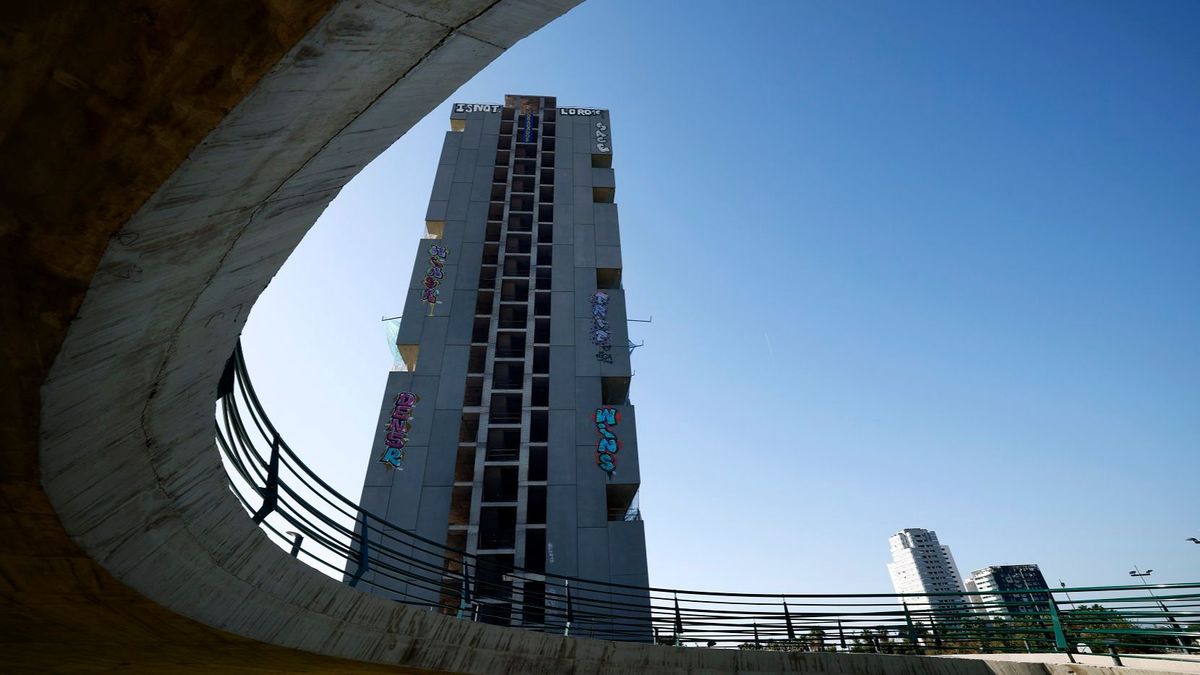 Edificio en el barrio de La Torre de Valencia Edificio en el barrio de La Torre de Valencia