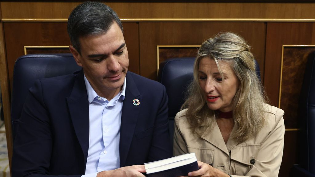 El presidente del Gobierno, Pedro Sánchez, junto a Yolanda Díaz en el pleno del Congreso