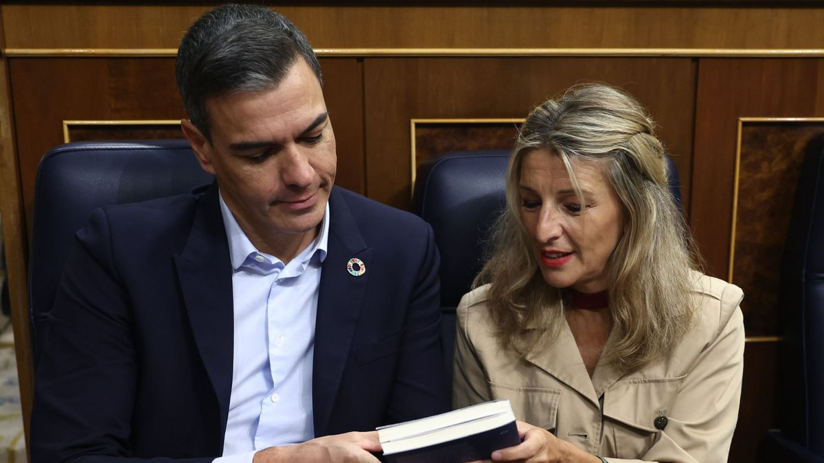 El presidente del Gobierno, Pedro Sánchez, junto a Yolanda Díaz en el pleno del Congreso